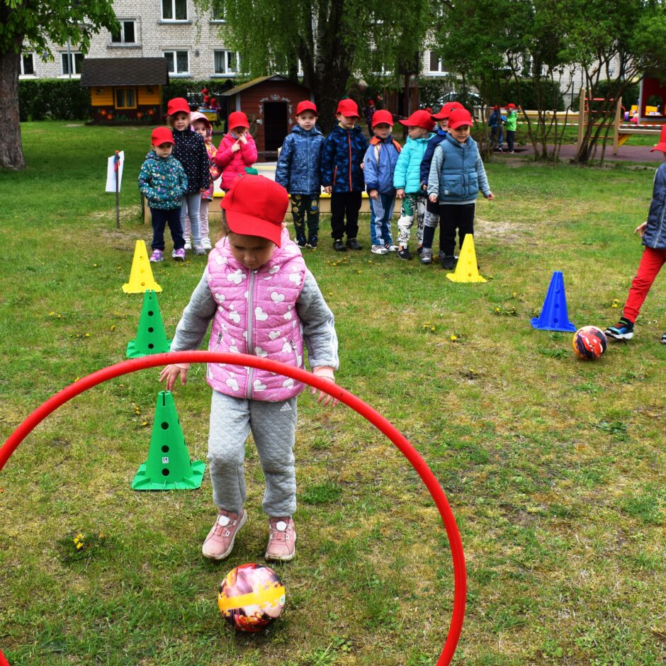 Sporta aktivitātes ārā.