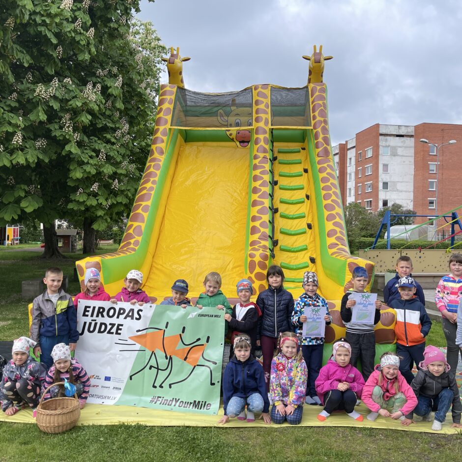 bērni stāv pie batuta. Eiropas jūdze