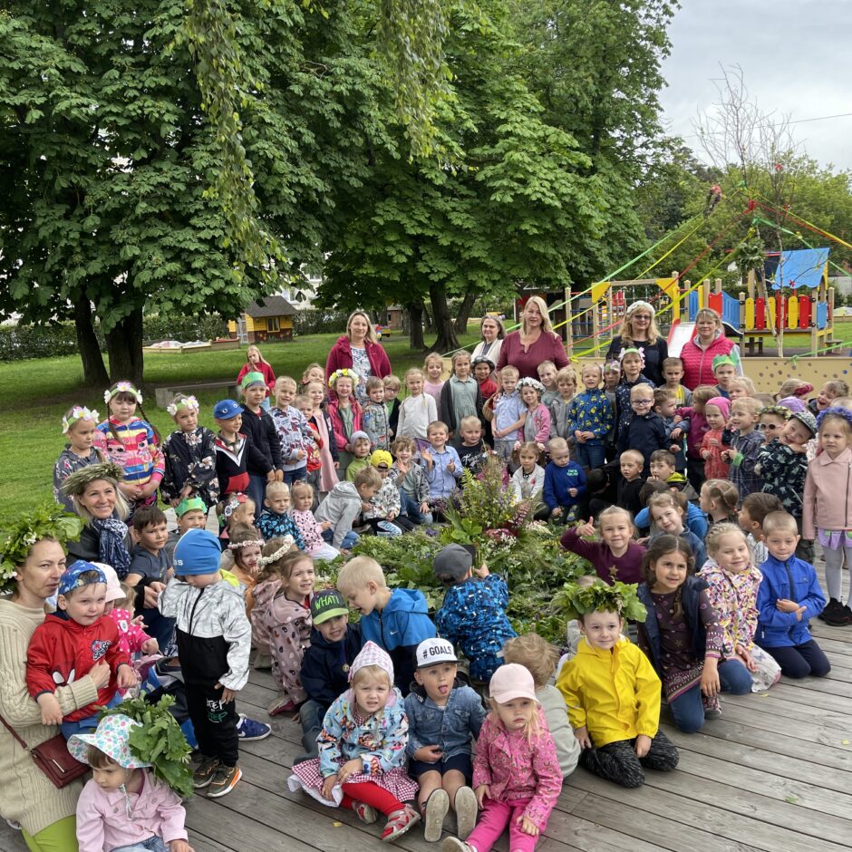 Līgo svinēšana,bērni sēž uz skatuves