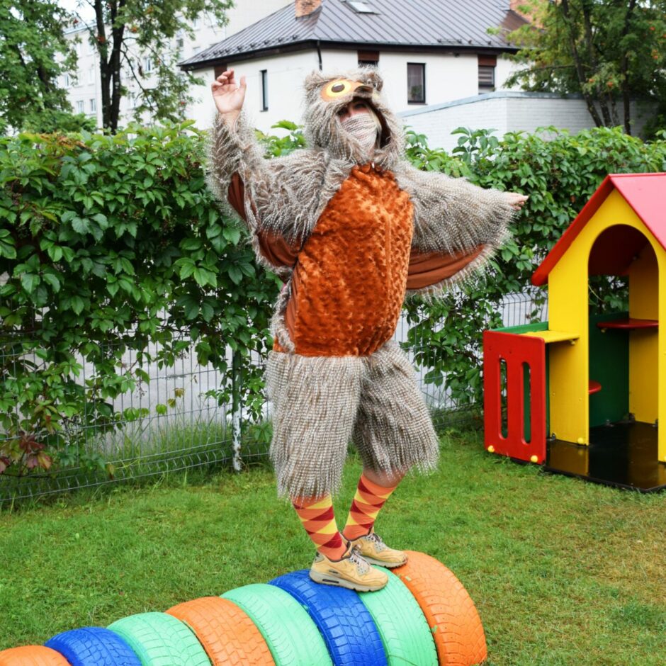 Skolotājs pūces kostīmā.