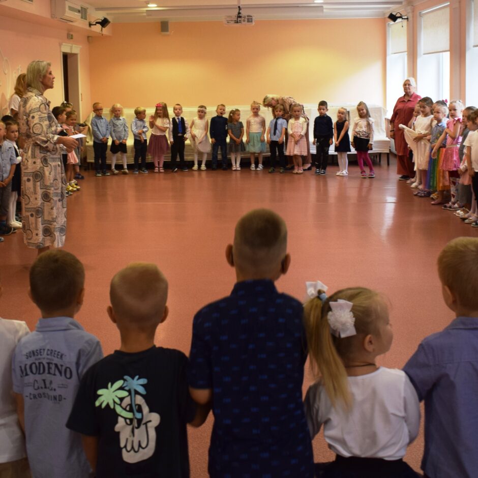 Bērni un skolotājas sapulcējās zinību dienā