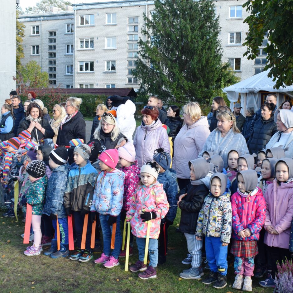 bērni stāv pie skatuves