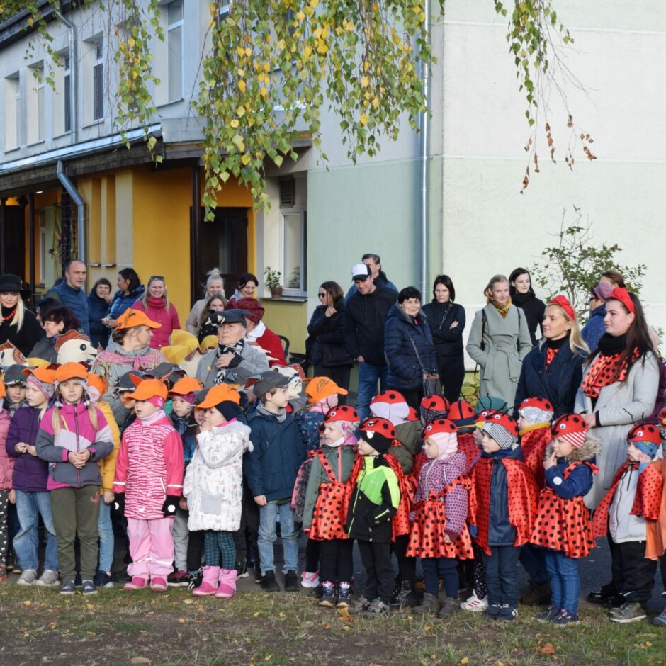 bērni stāv pie skatuves