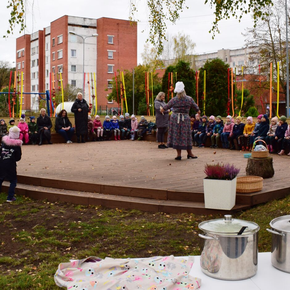 Putras diena. Visi bērni pie skatuves .