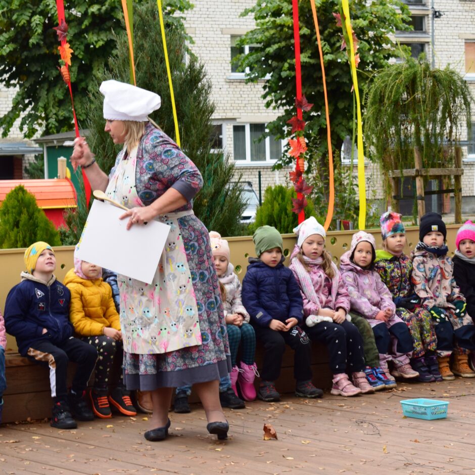 Bērni pie skatuves klausās Saimnieci.