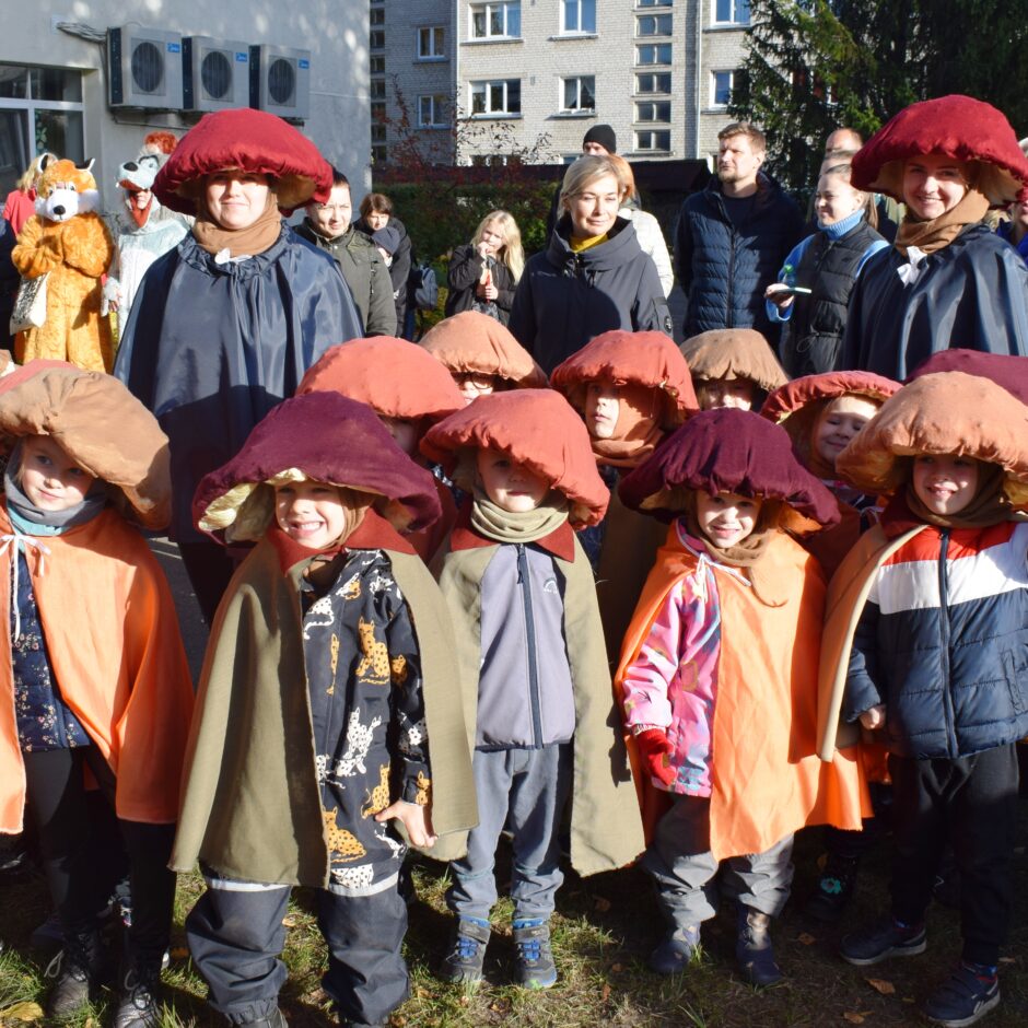 bērni stāv pie skatuves