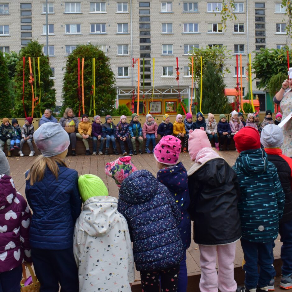 Putras diena. Visi bērni pie skatuves .