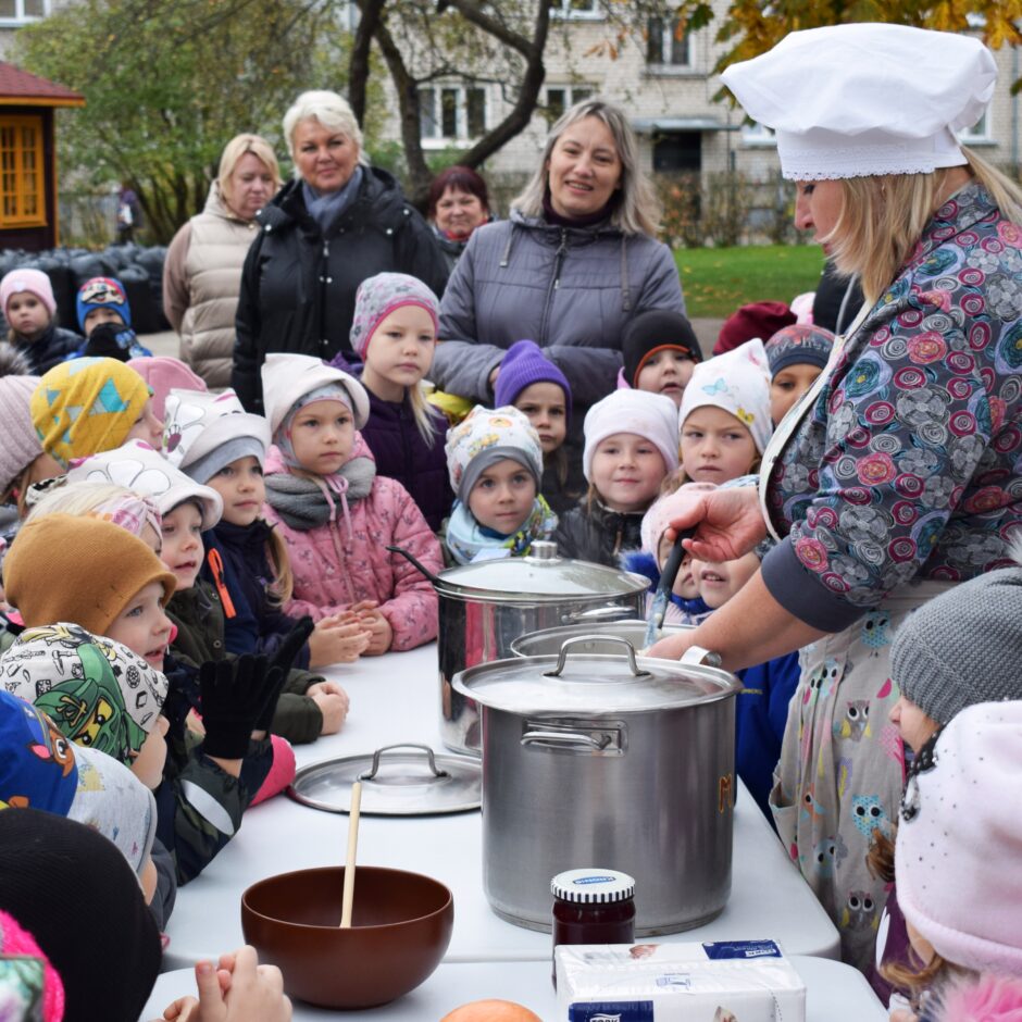 Saimniece dod bērniem putru.