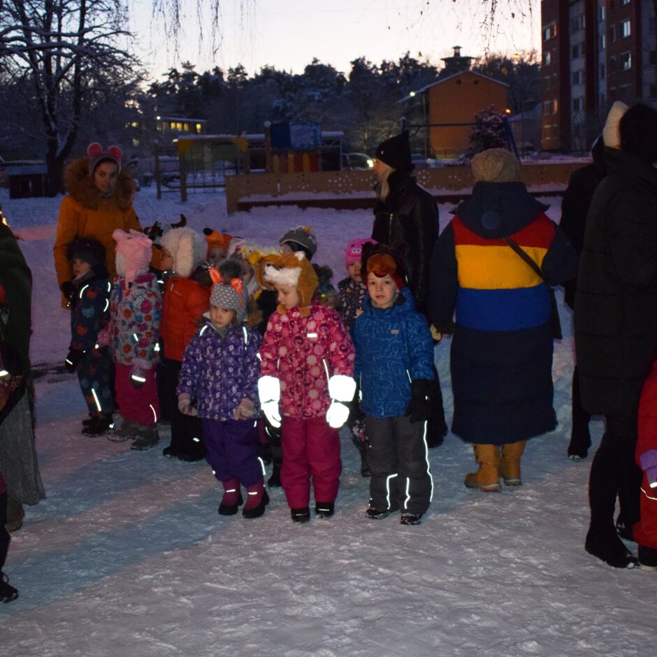 Bērni stāv pagalmā.Svin ķekatas.