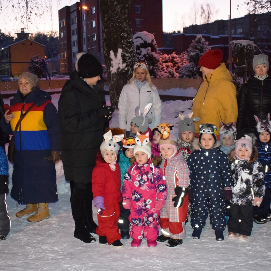 Bērni stāv pagalmā.Svin ķekatas.