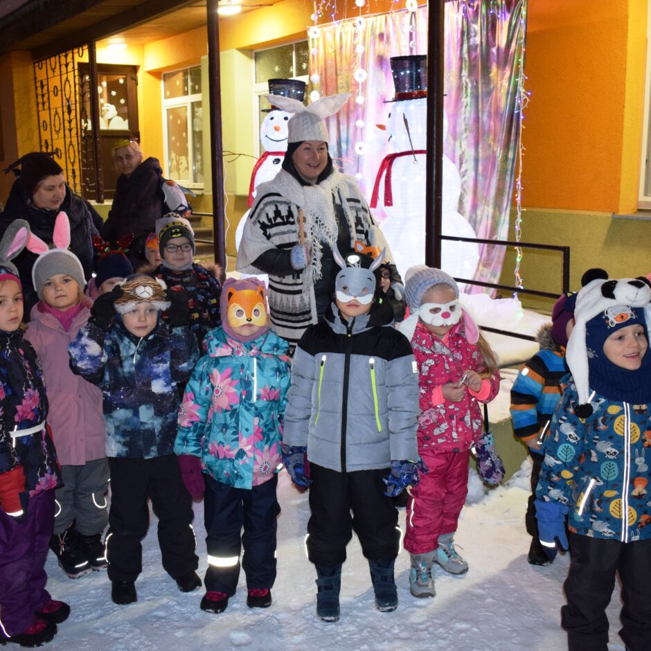 Bērni stāv pagalmā.Svin ķekatas.