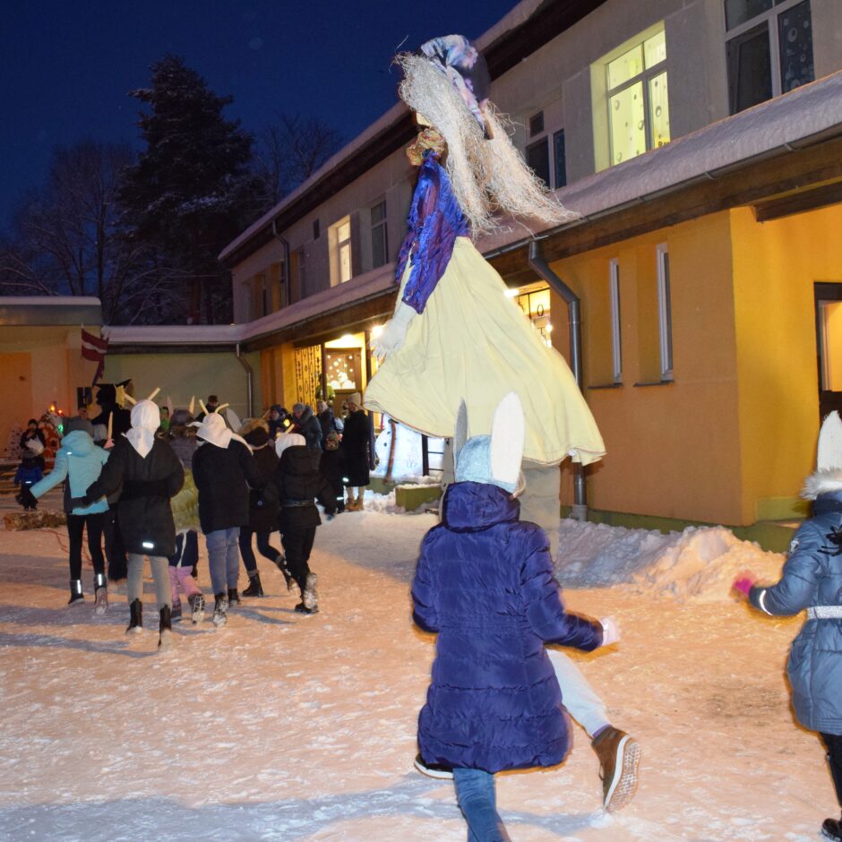 Bērni stāv pagalmā.Svin ķekatas.