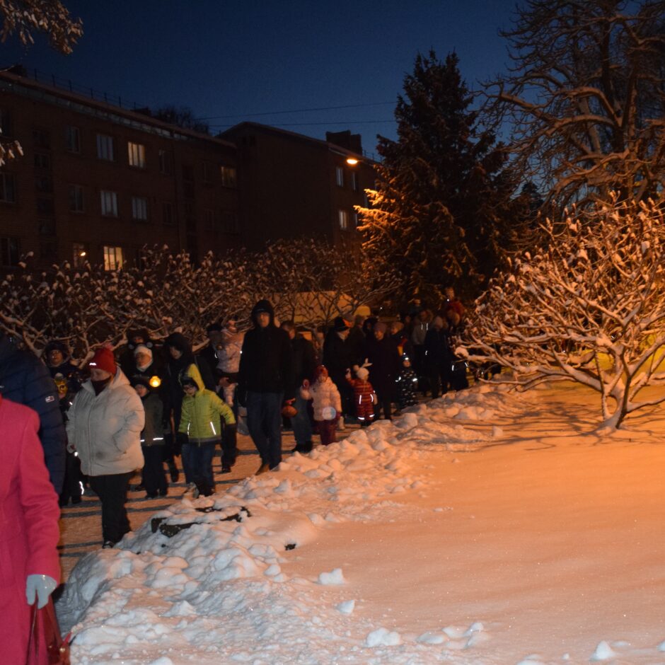 Gājiens apkārt bērnudārzam.