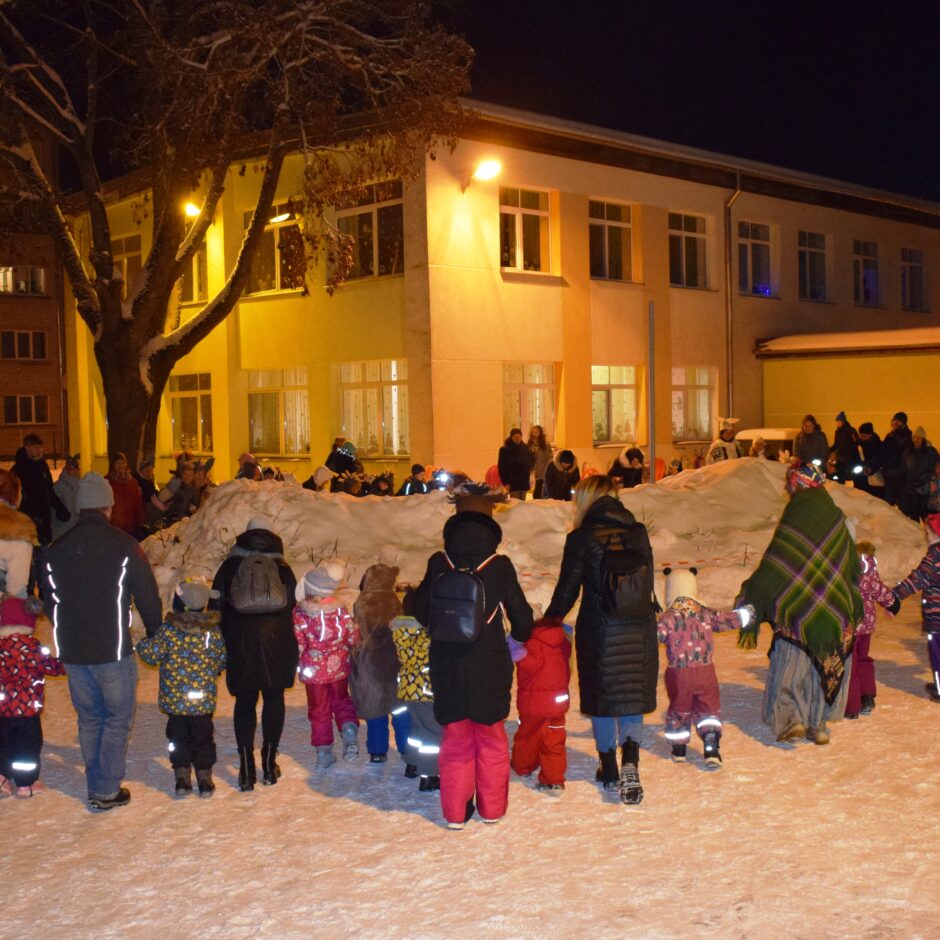 Bērni dejo ar vecākiem.