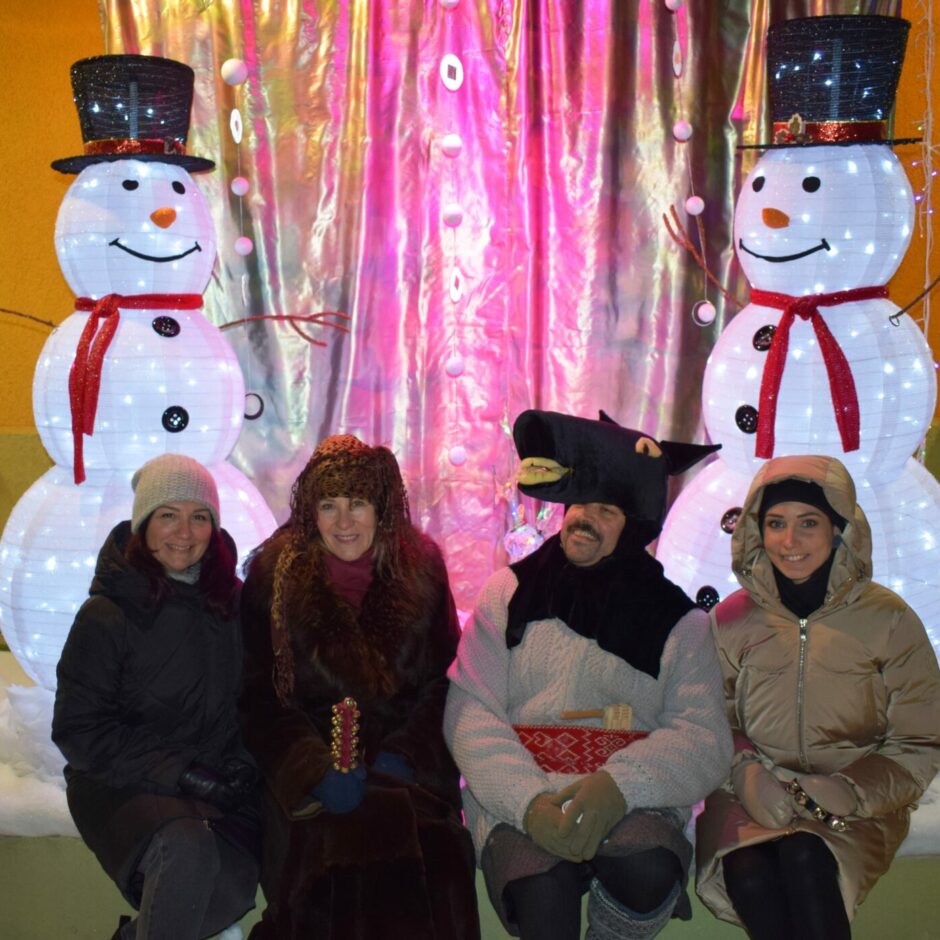 Skolotājas tērpušies maskās.