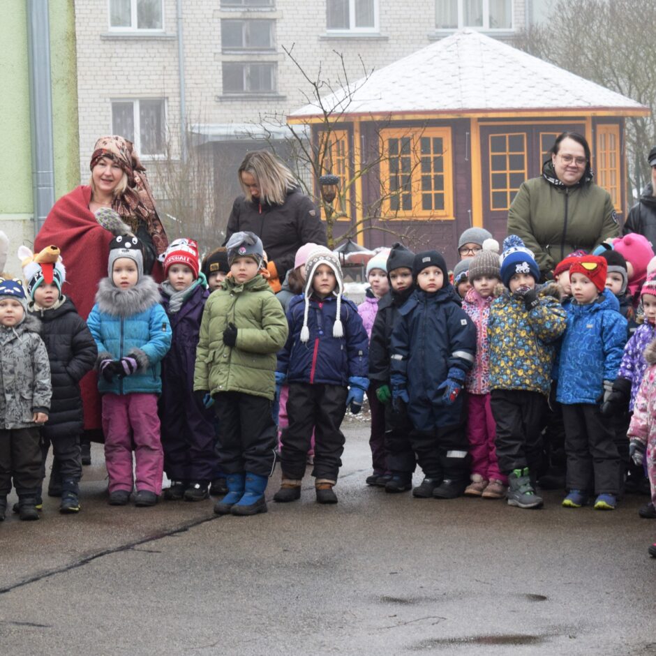 Bērnudārza pagalmā bērni svin Meteņus.