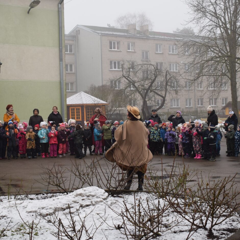 Bērnudārza pagalmā svinam Meteņus.