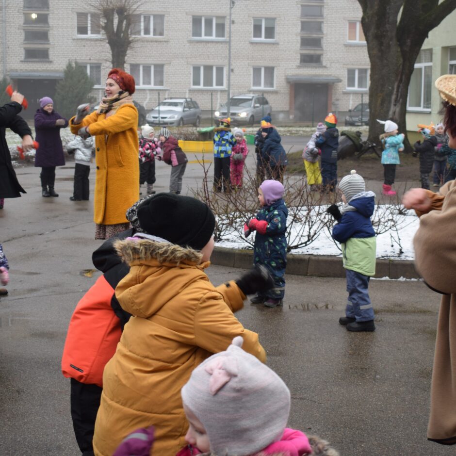 Visas grupas bērnudārza pagalmā dejo jautras dejas.