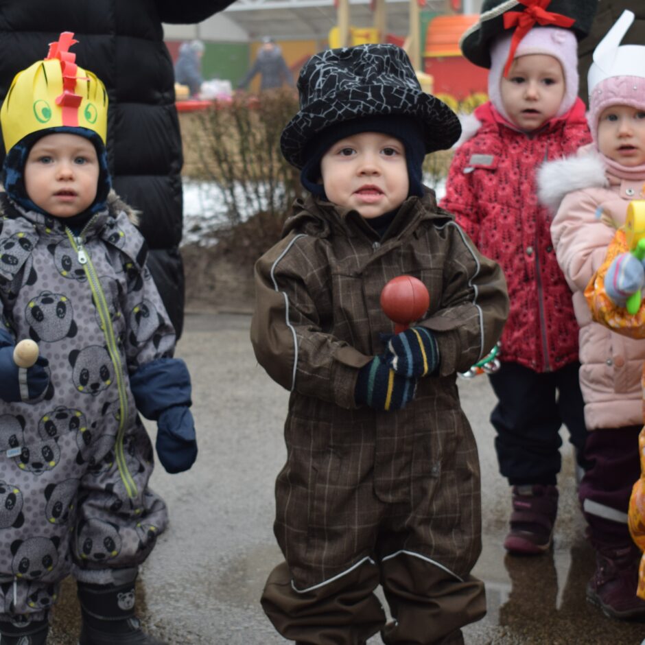 Bērni tērpušies maskās.