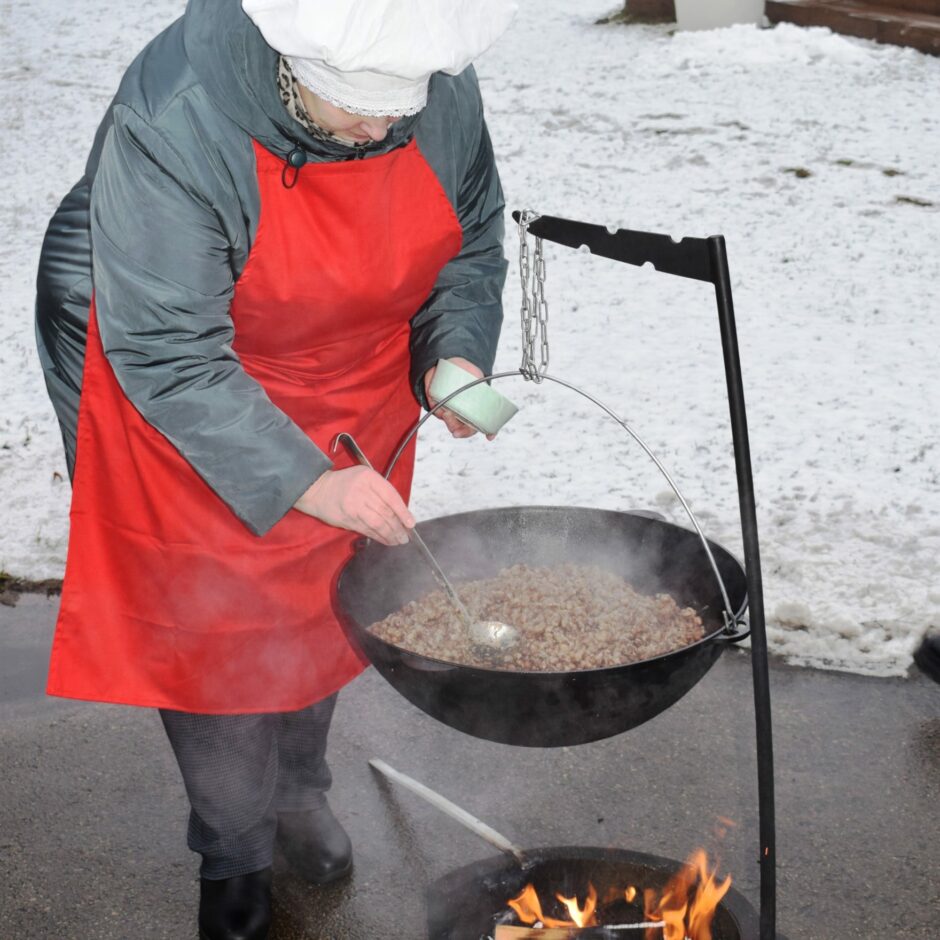 Bērnudārza pagalmā saimniecie gatavo zirņus.
