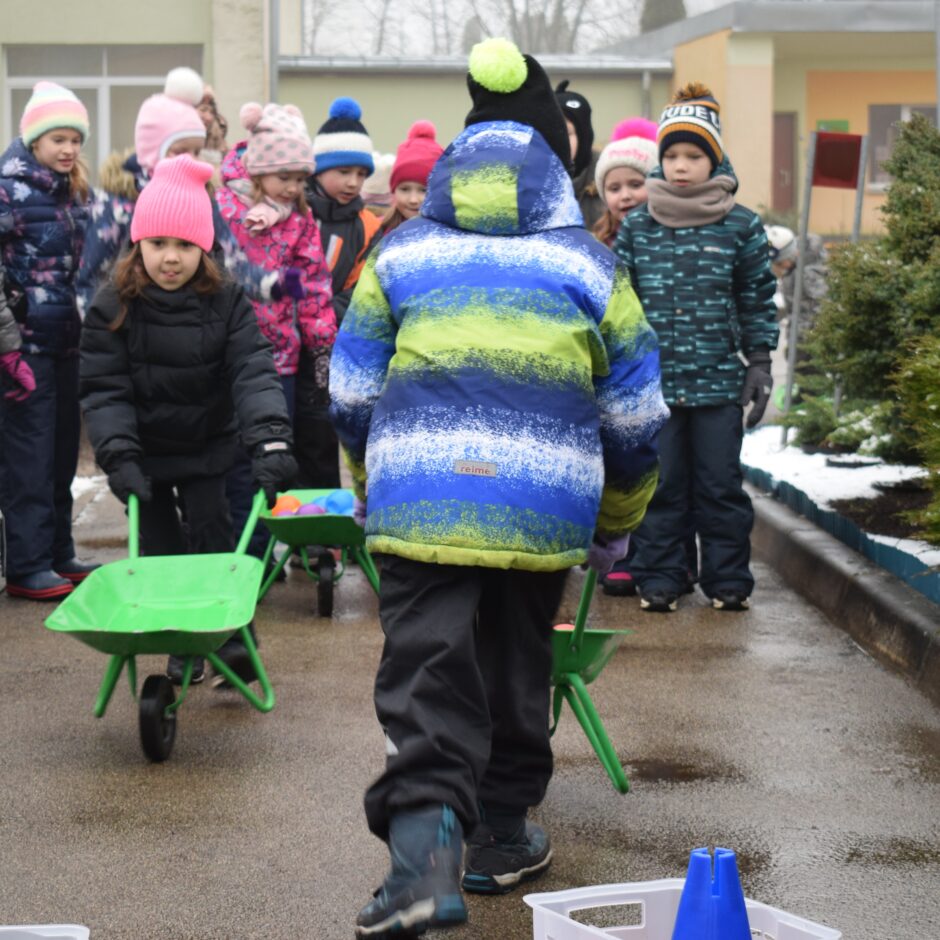 Jautras aktivitātes bērnudārza pagalmā.