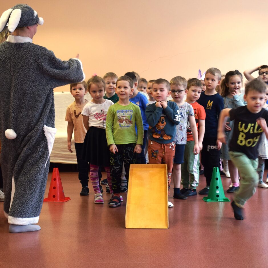 Aktu zālē bērni svin Lieldienas.