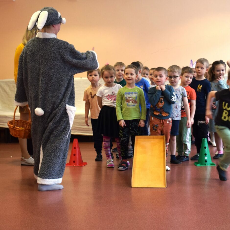 Aktu zālē bērni svin Lieldienas.