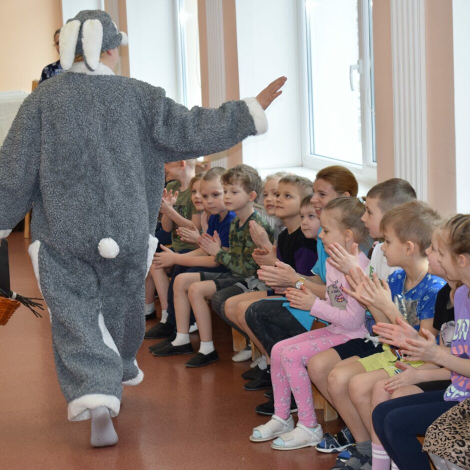 Svinam Lieldienas. Pie bērniem atnāca Lieldienu zaķis.