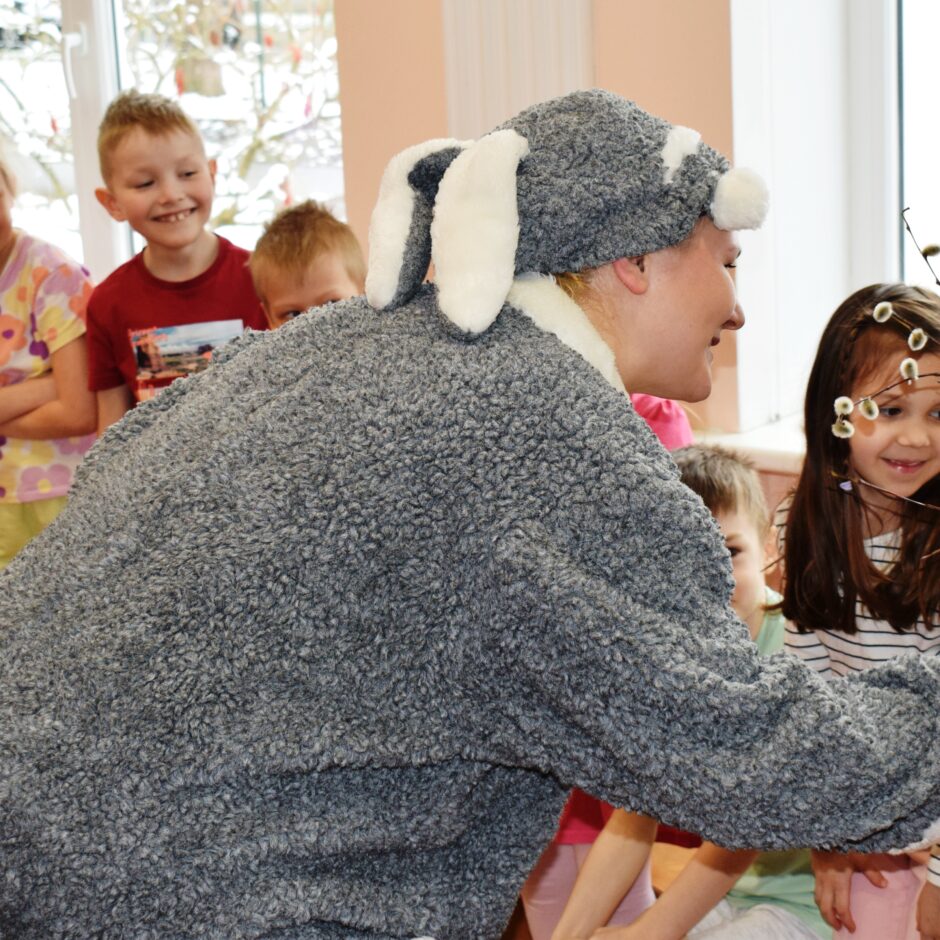 Aktu zālē bērni svin Lieldienas.