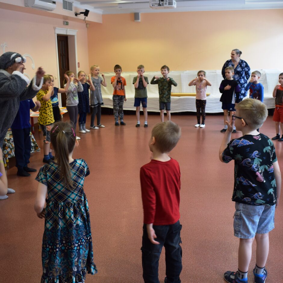 Aktu zālē bērni svin Lieldienas.