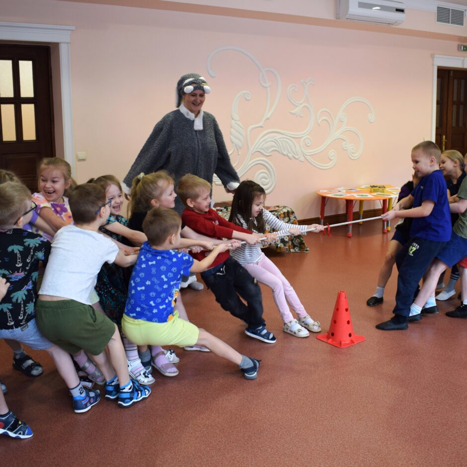 Svinam Lieldienas. Aktīvas rotaļas.