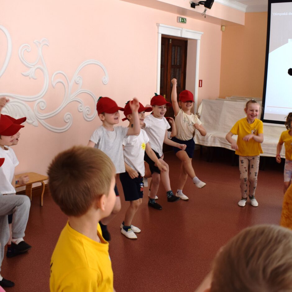 Olimpiskā diena. Bērnu jautra deja ar personāžu- lapsu.