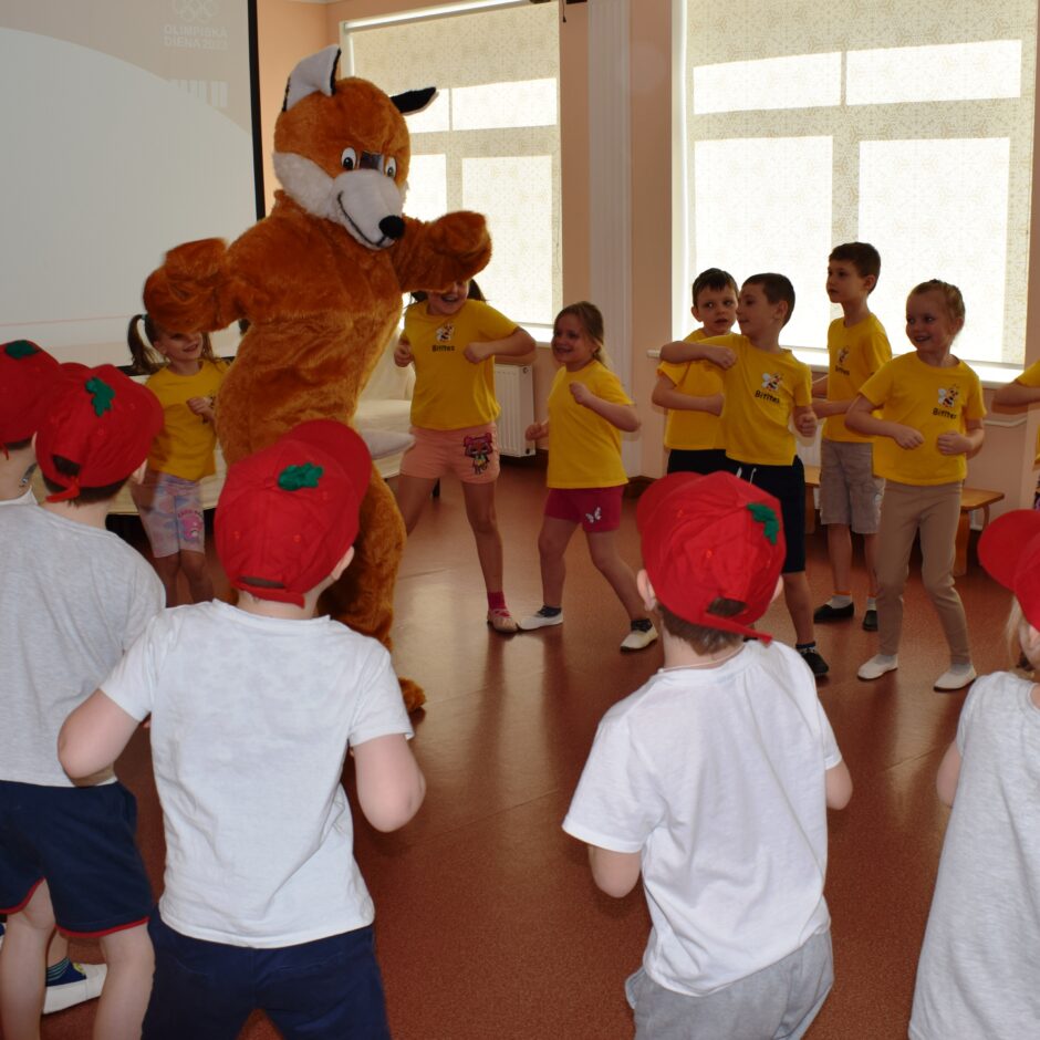 Olimpiskā diena. Bērnu jautra deja ar personāžu- lapsu.