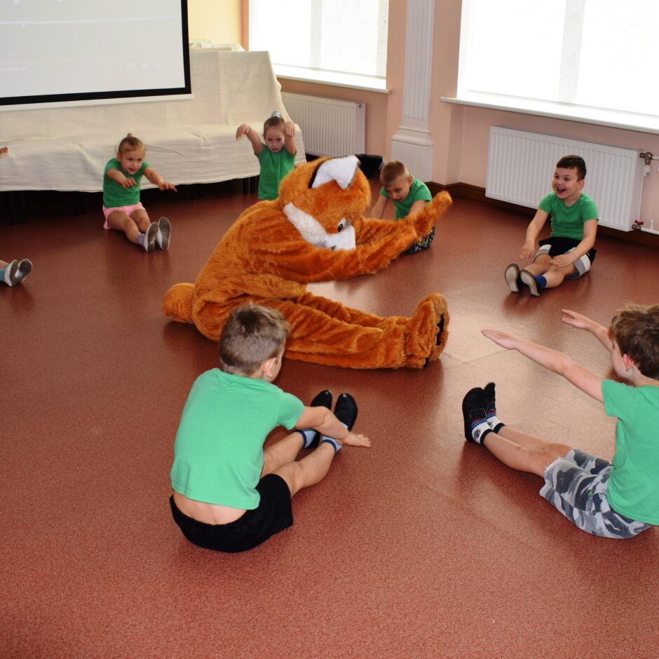 Olimpiskā diena. Bērnu jautra deja ar personāžu- lapsu.