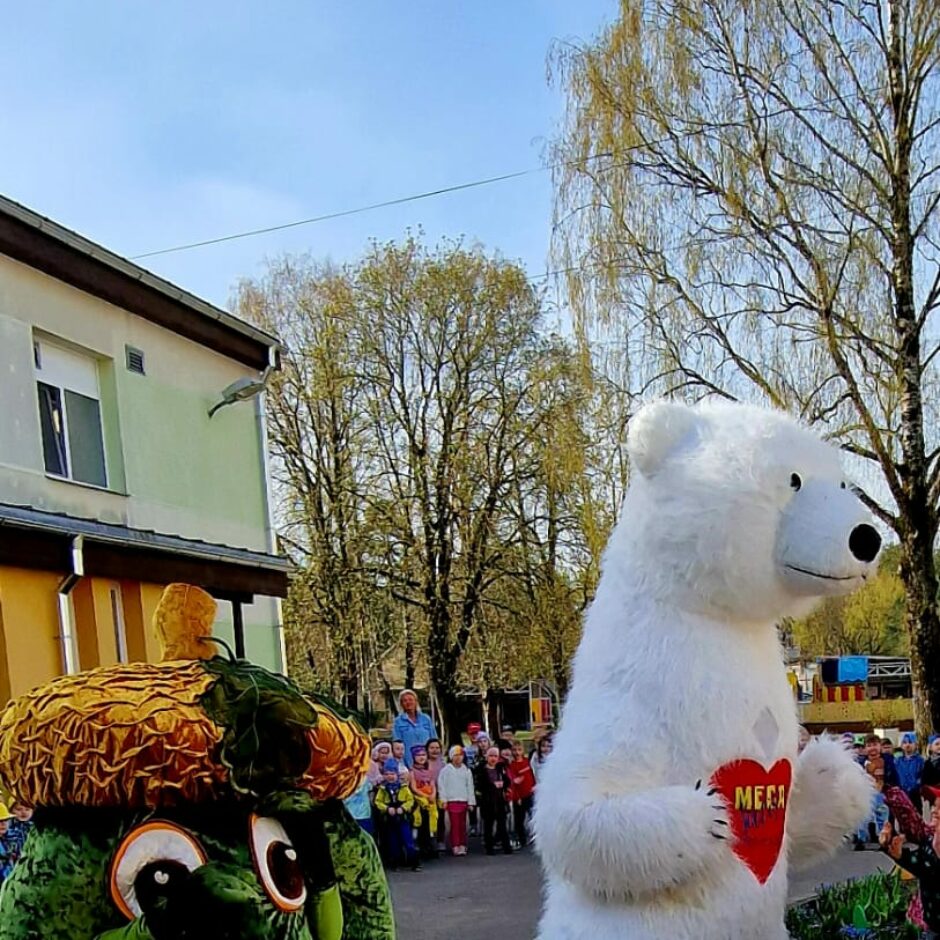 lācis un ziļuks dejo