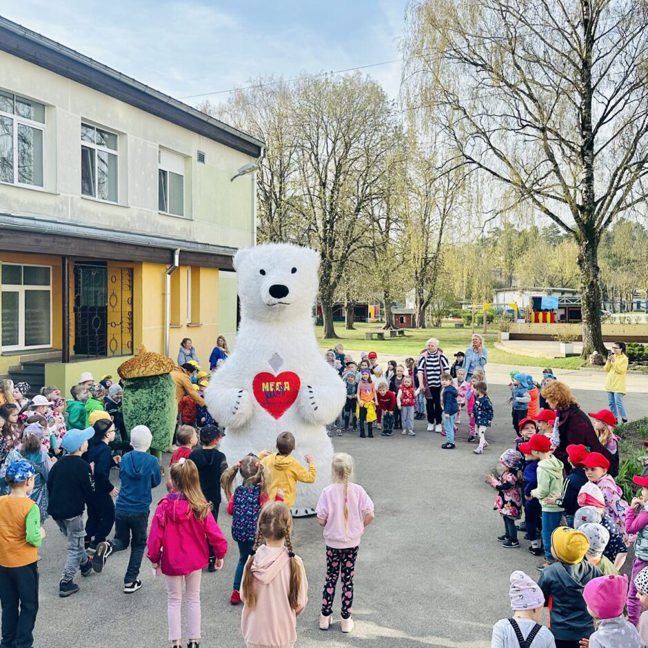 lācis un bērni dejo