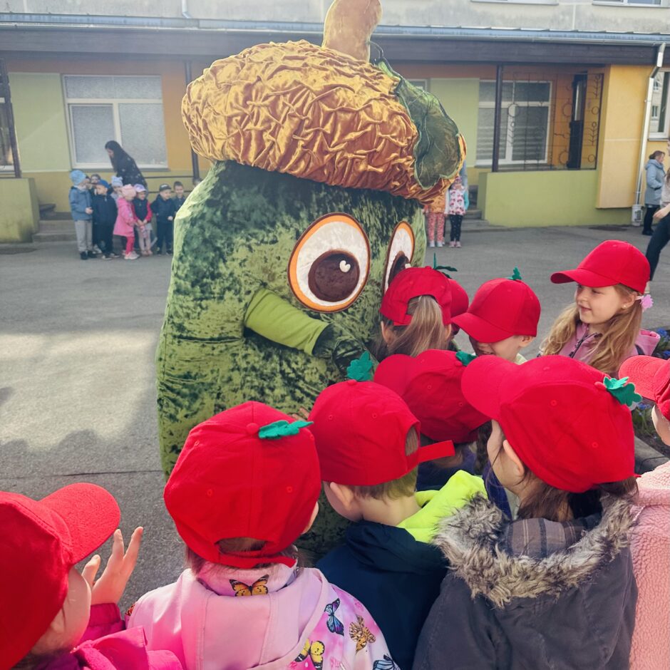 lācis sveicina bērnus